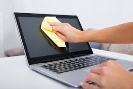 Membersihkan Laptop (contoh ilustrasi)